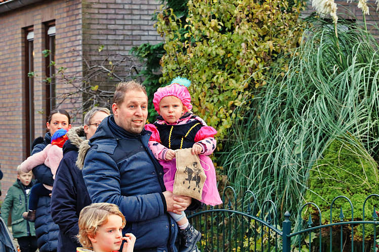 Aankomst van de Sint en zijn Zwarte Pieten in Waarder_047